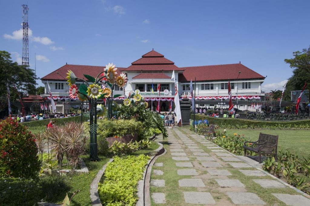 Noura Guest House Syariah Malang Exterior foto